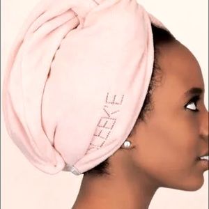 🦄 5/$55 SLEEKE Microfiber Hair Wrap in a beautiful coral color. ⭐️NEW⭐️